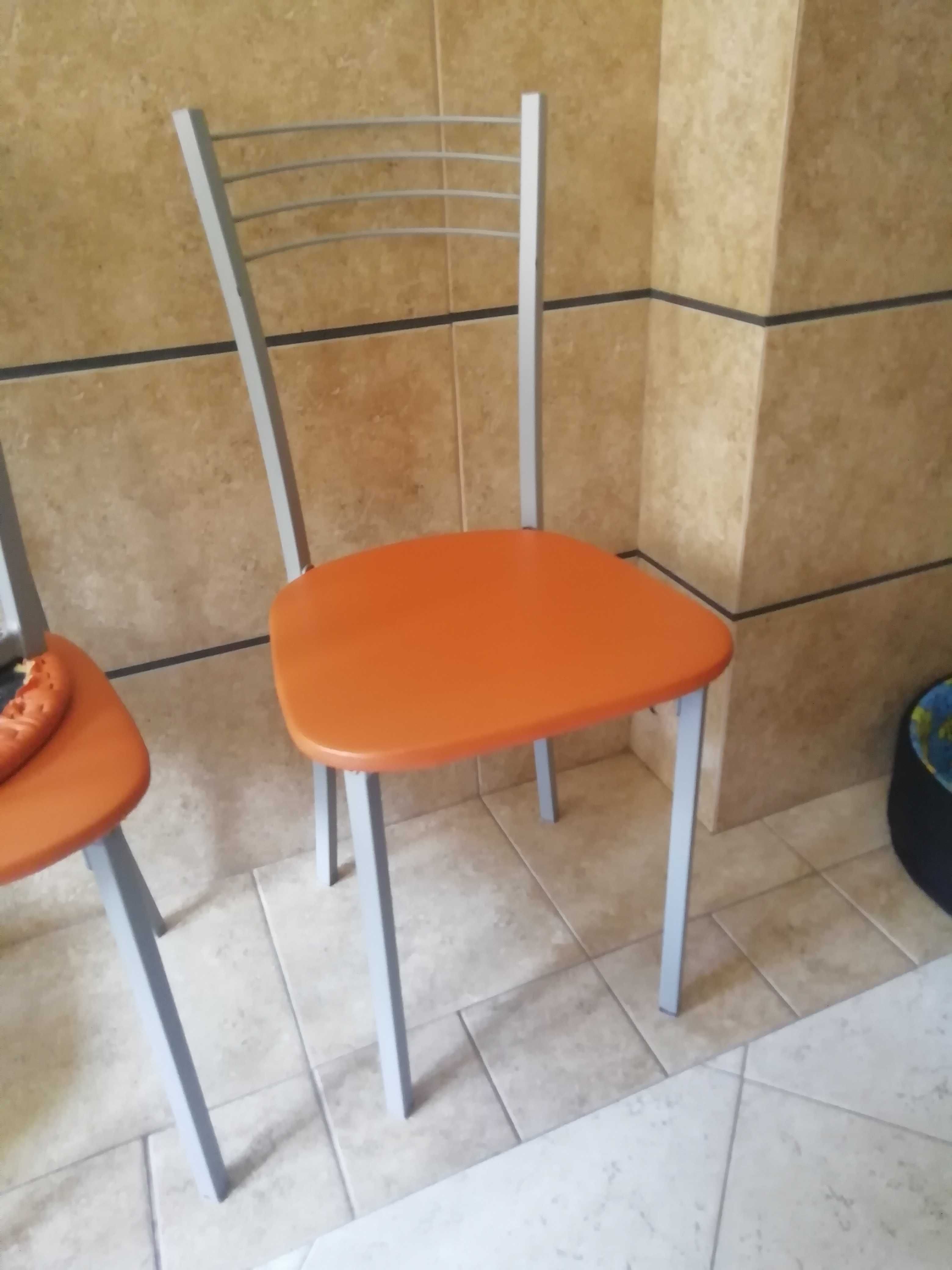Cadeira silver com tampo laranja