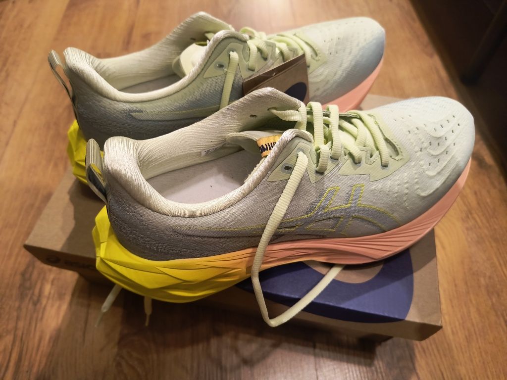 Buty do biegania Asics Novablast 4 Paris r. 40
