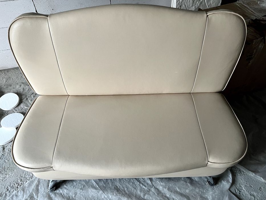 Компактний бежевий диван (110x90x55)