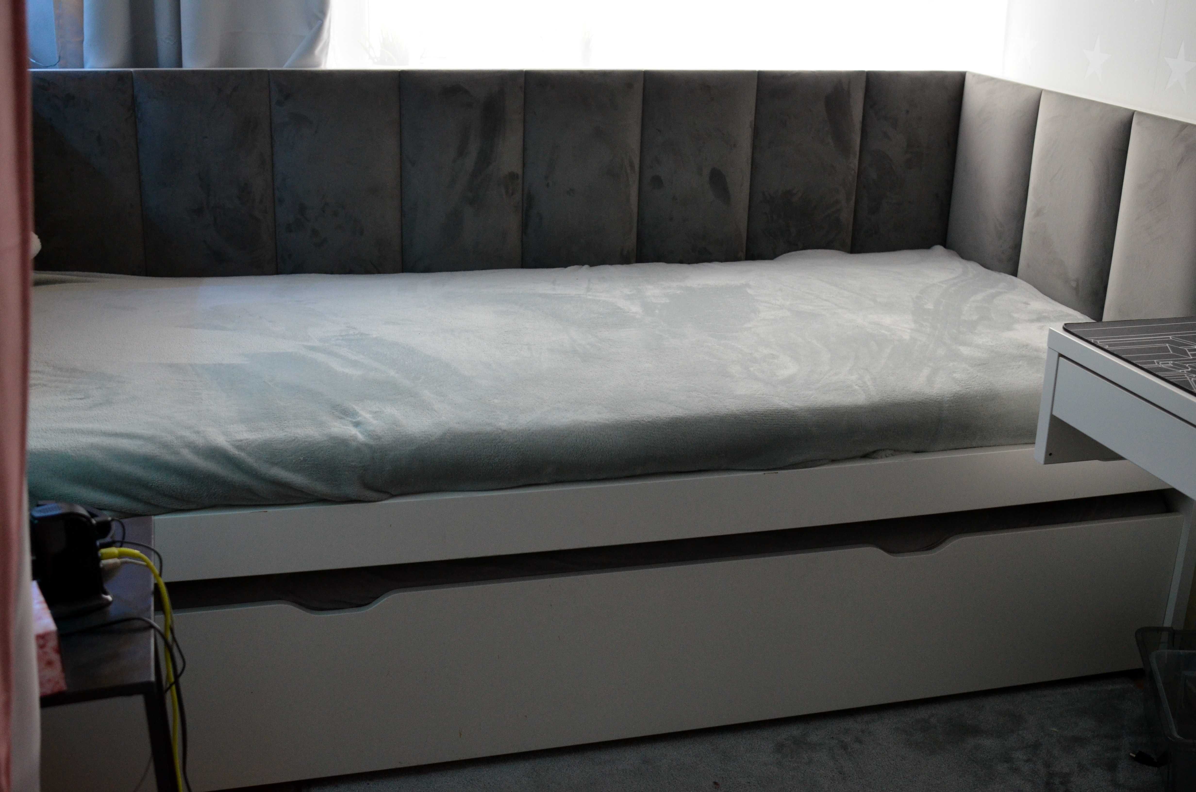 Łóżko IKEA FLAXA 90x200 z wysuwanym dodatkowym łóżkiem i zagłówkiem.