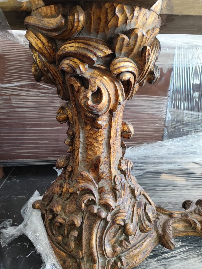 Mesa de sala de jantar extraordinária, magnífico pé em talha dourada .