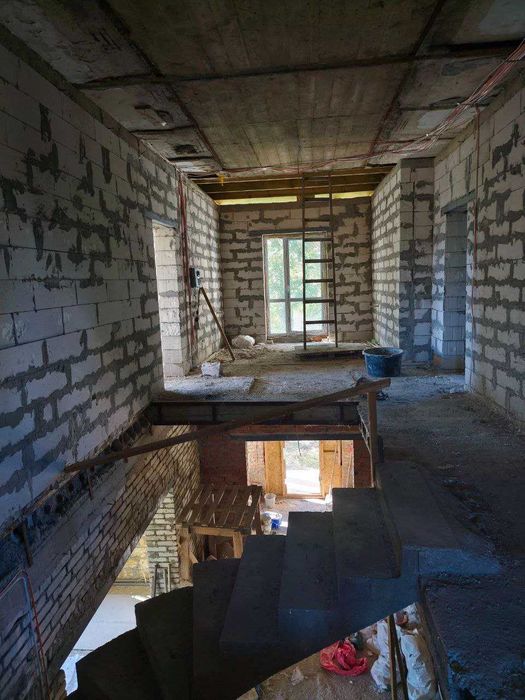 Продам двоповерховий будинок в коттеджному містечку.