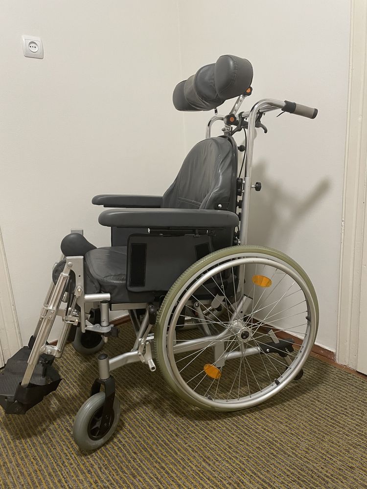 Багатофункціональне крісло/ інвалідна коляска з високою спинкою