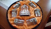Conjunto de copos para uísque com decoração em estanho