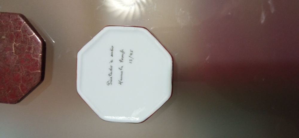 Caixa pequena pintada á mão, numerada e assinada