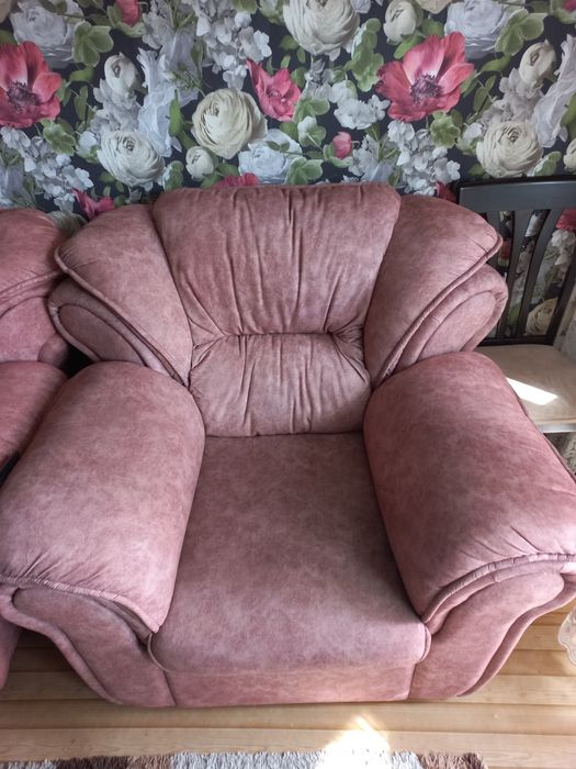 Диван та два крісла