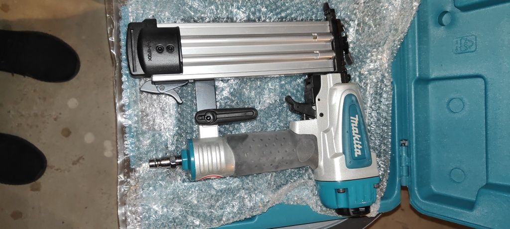 Kompresor bezolejowy Stanley Fatmax 30l plus gwoździarka Makita