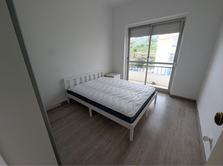 Quarto c/ varanda e roupeiro