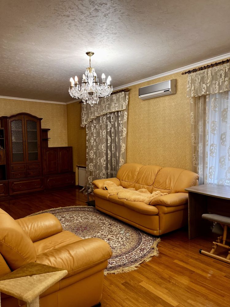 Продається простора 2к квартира в Дніпровському районі .