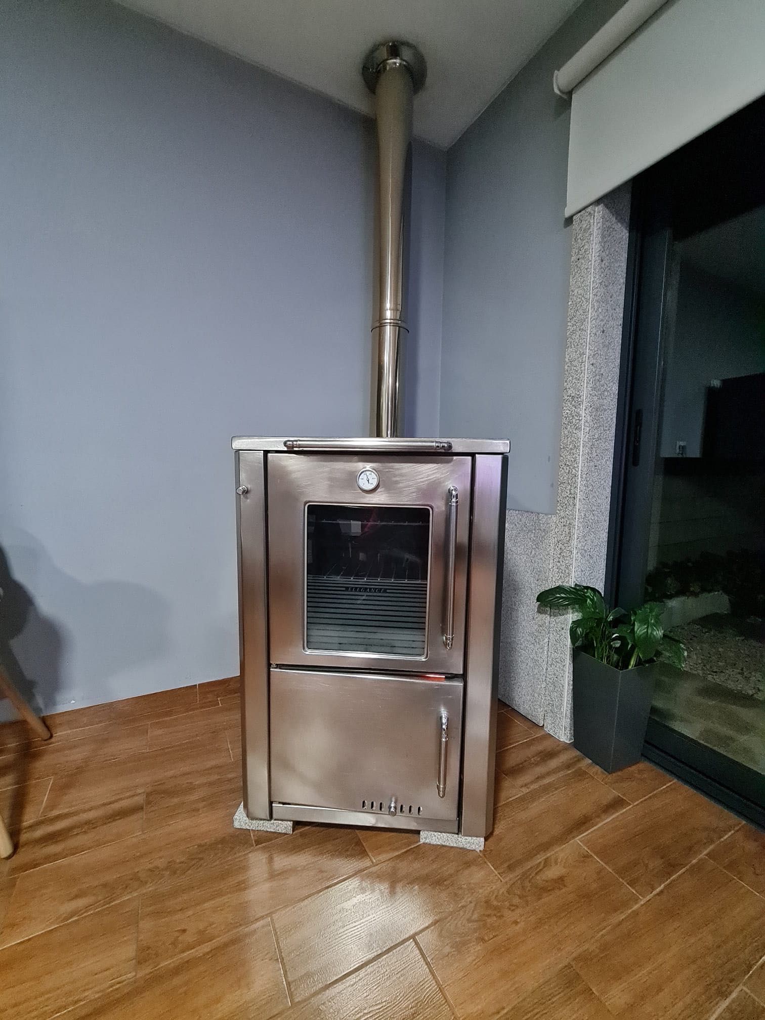 Salamandra a lenha com forno e placa