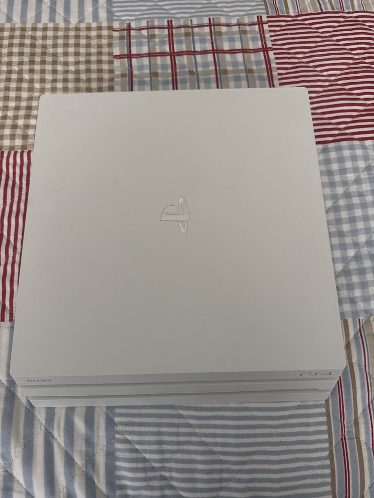 Ps 4 pro 1 tera praticamente nova