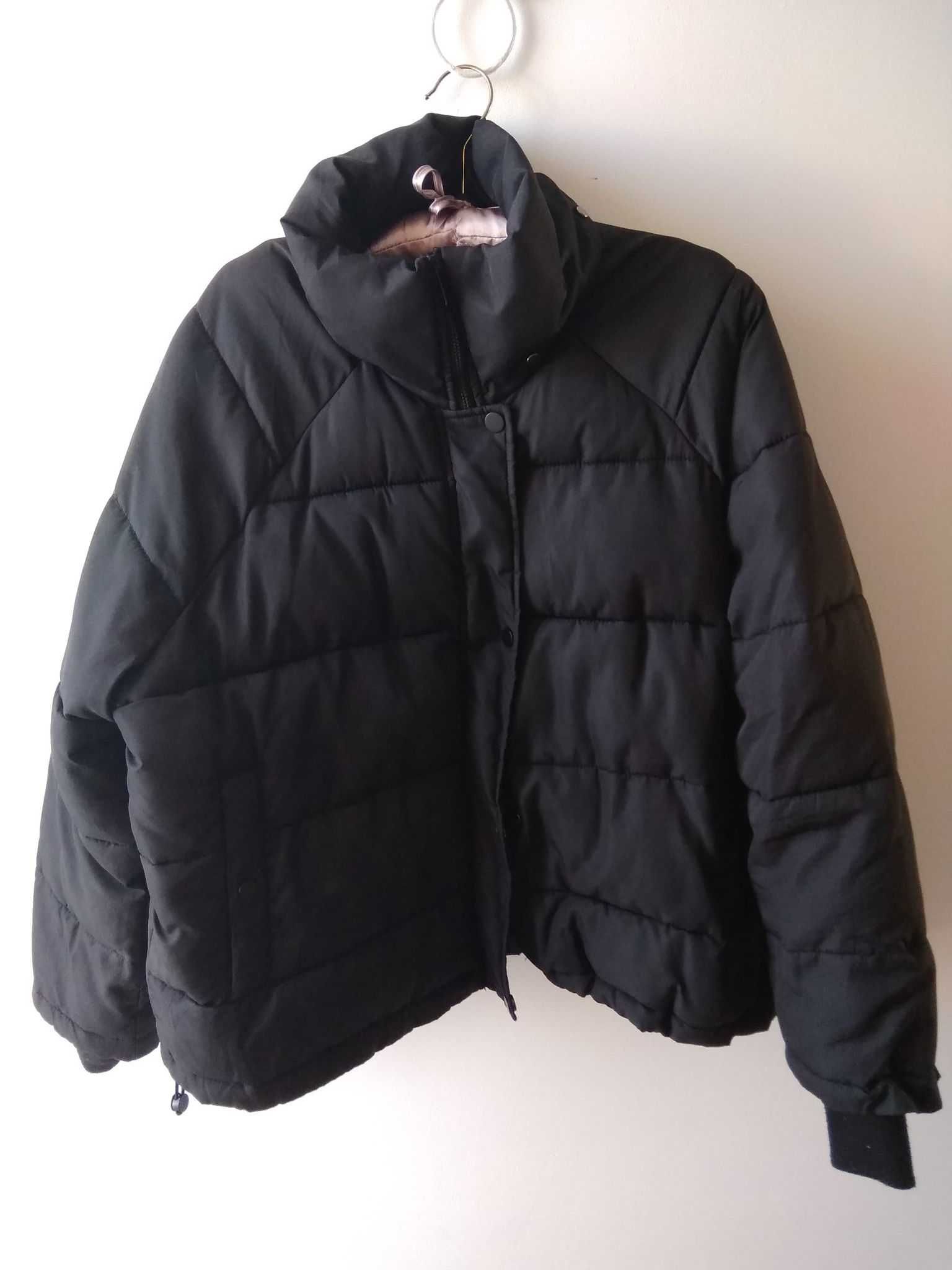 Czarna kurka puffer