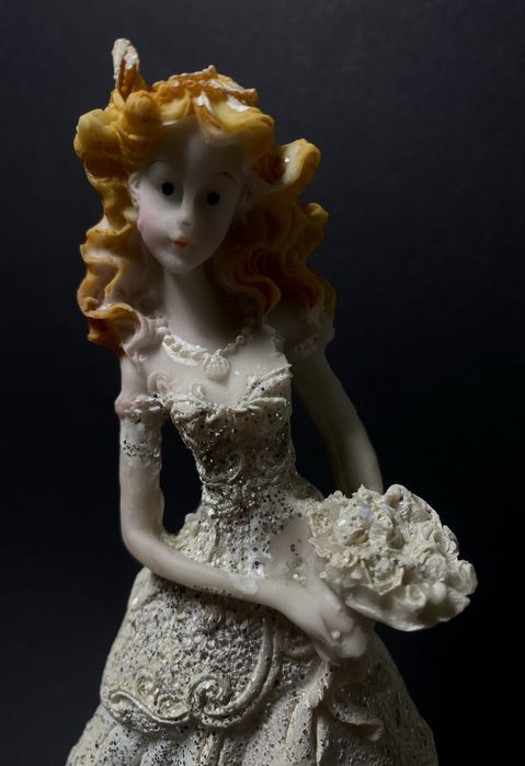 Статуетка нареченої в білій сукні