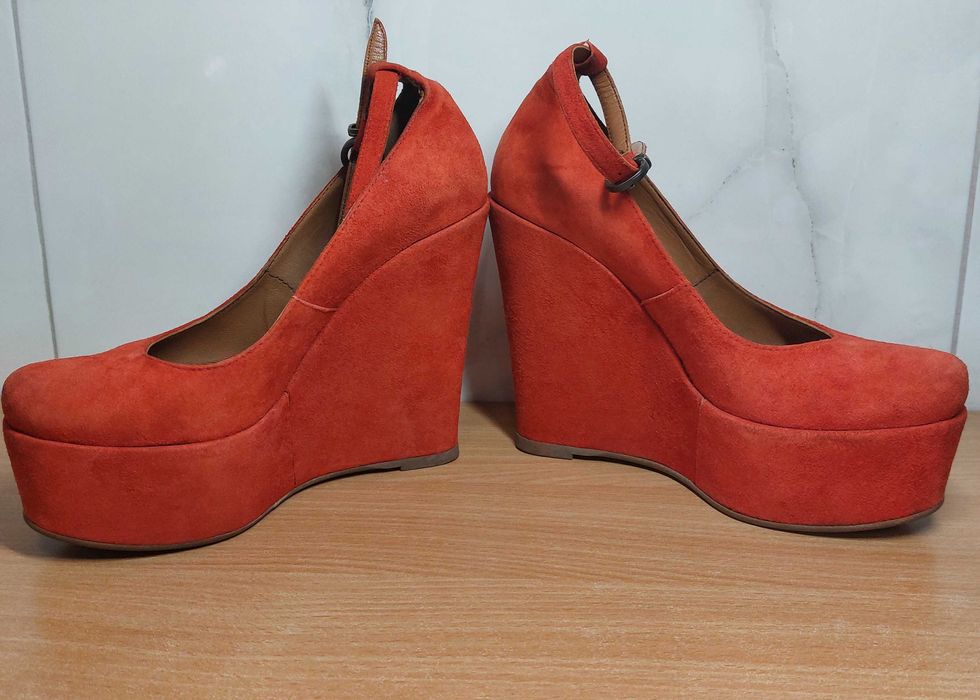 Жіночі туфлі на танкетці з ремінцем