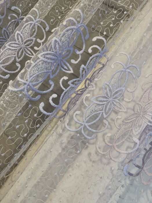 Firanka z błyszczącymi haftami