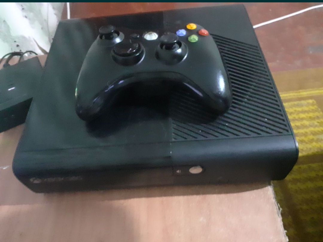 Продам X box 360 e 1 tb (freeboot)+kinnect+2 джойстика