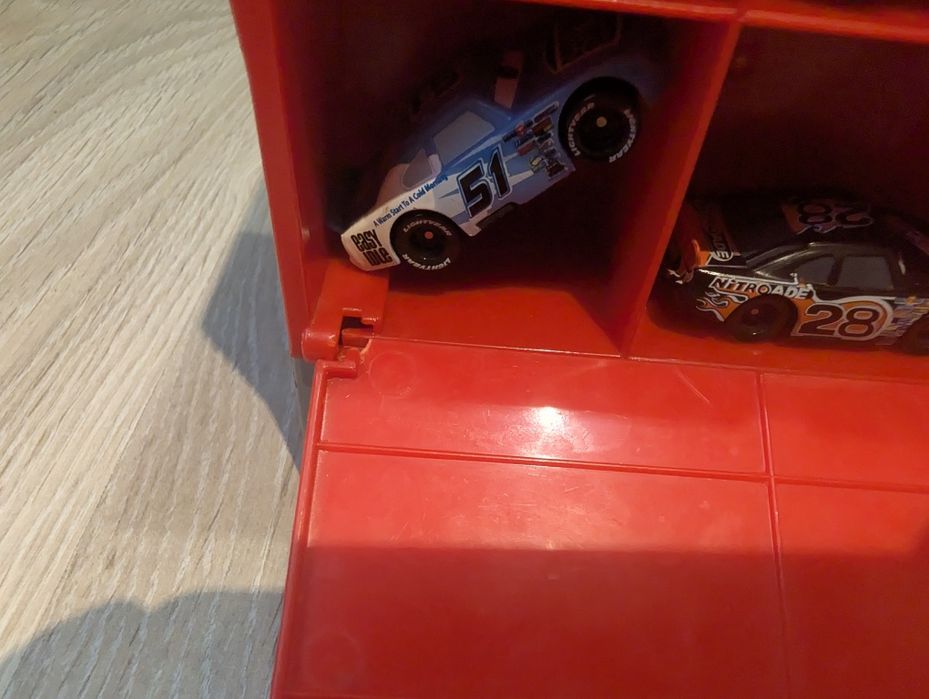 Ciężarówka zygzak McQueen z autkami