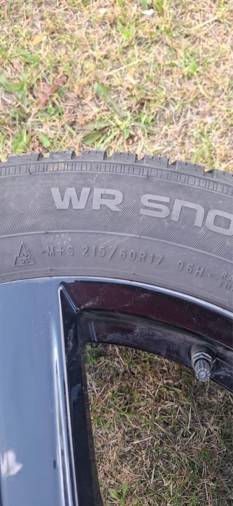 Komplet opon zimowych z felgami do Toyota C-HR 215/60/R17 Nokian