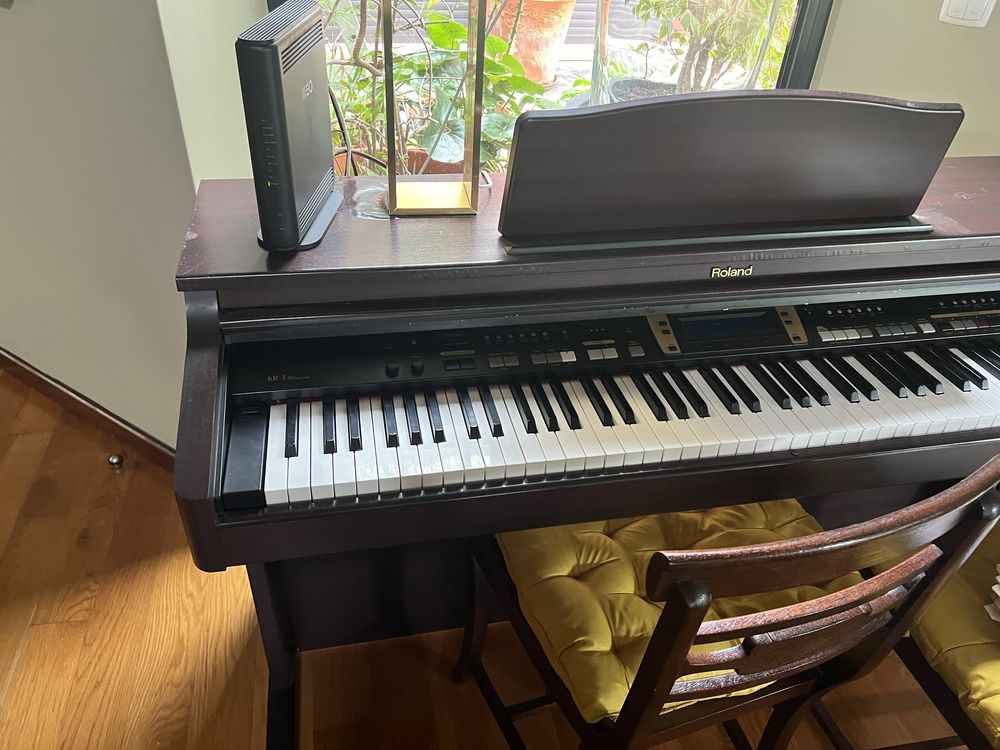 Piano roland KR-3