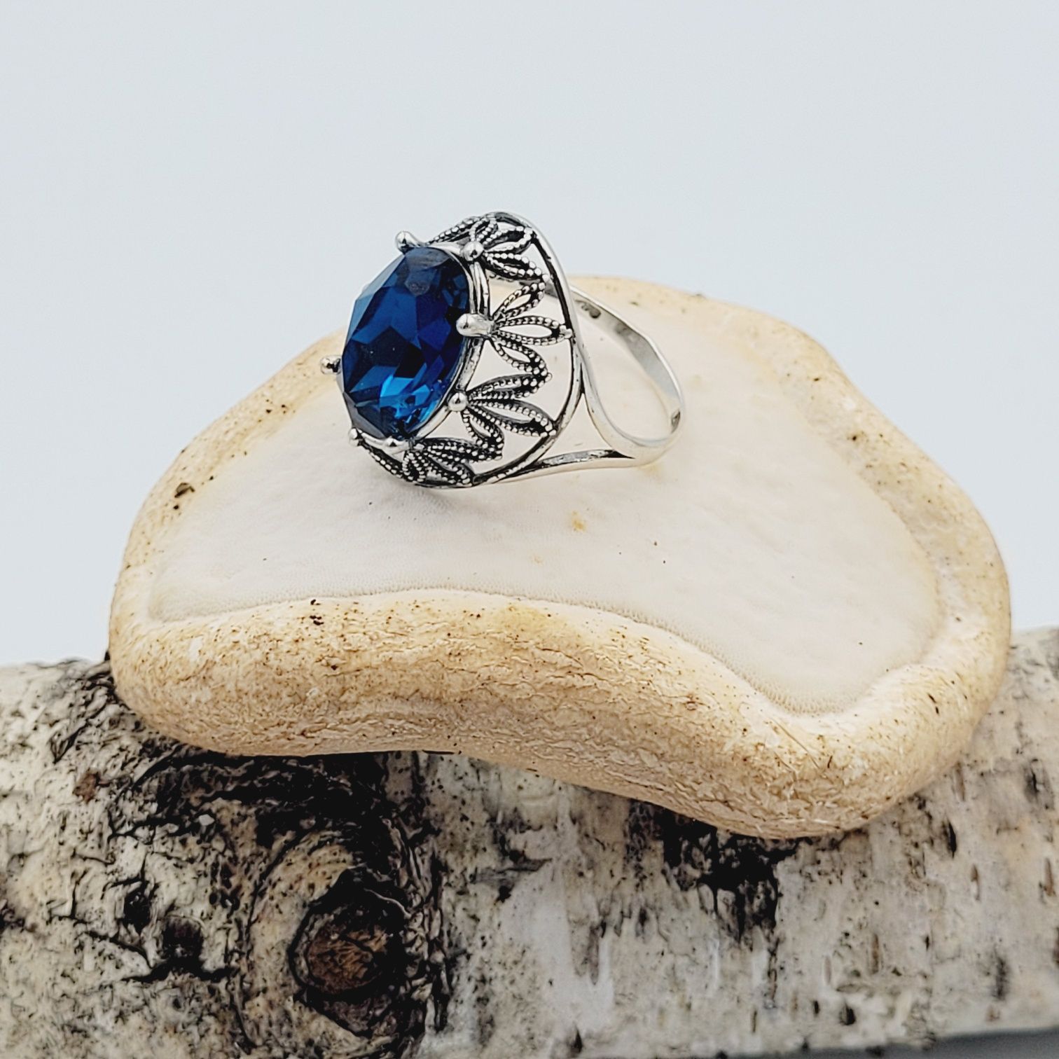 Srebrny pierścionek pr 925 kryształ niebieski