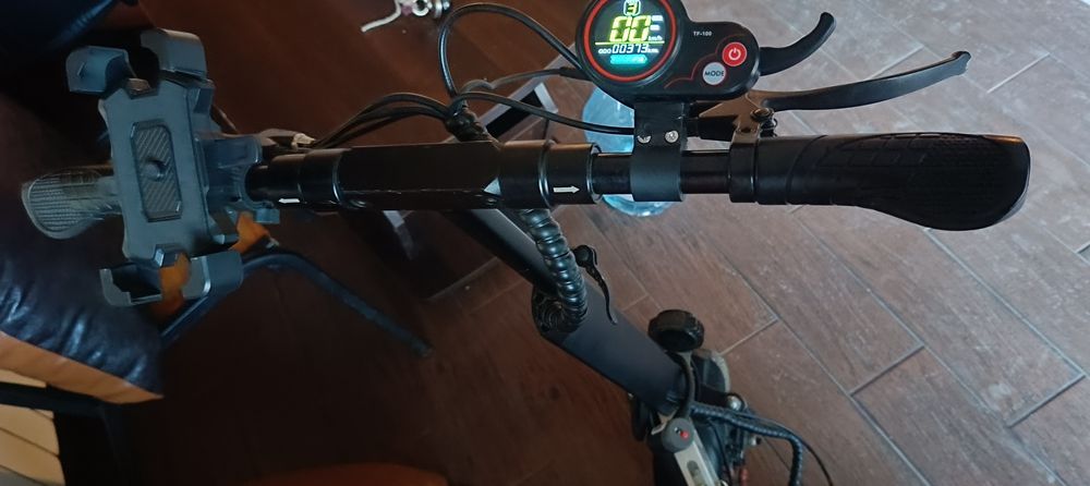 Електросамокат в гарному стані