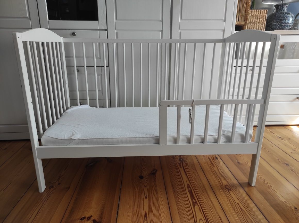 Białe łóżeczko drewniane