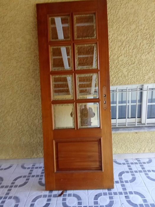 Porta de madeira clara