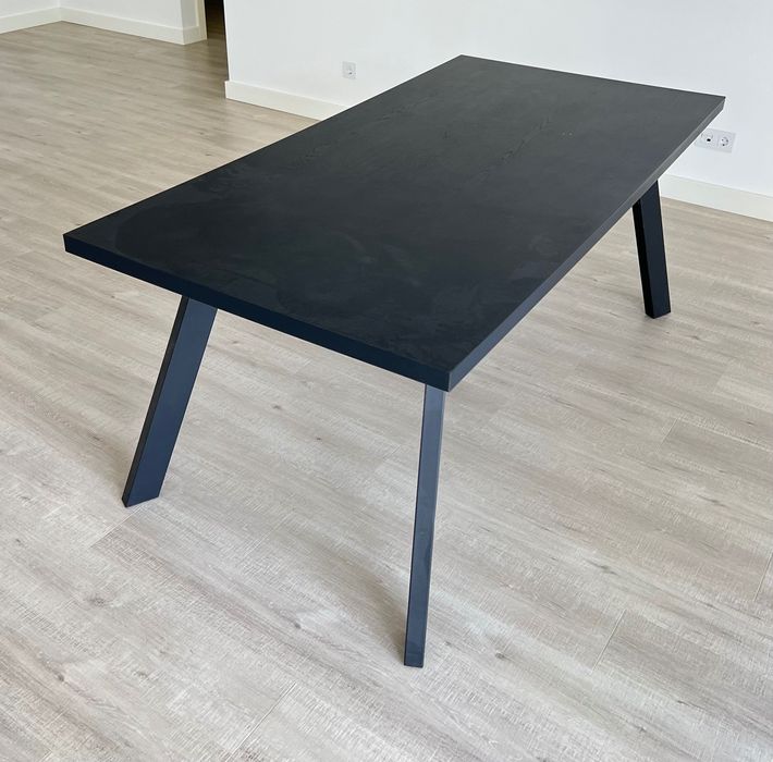 Bonita mesa de jantar em preto mate com textura de madeira