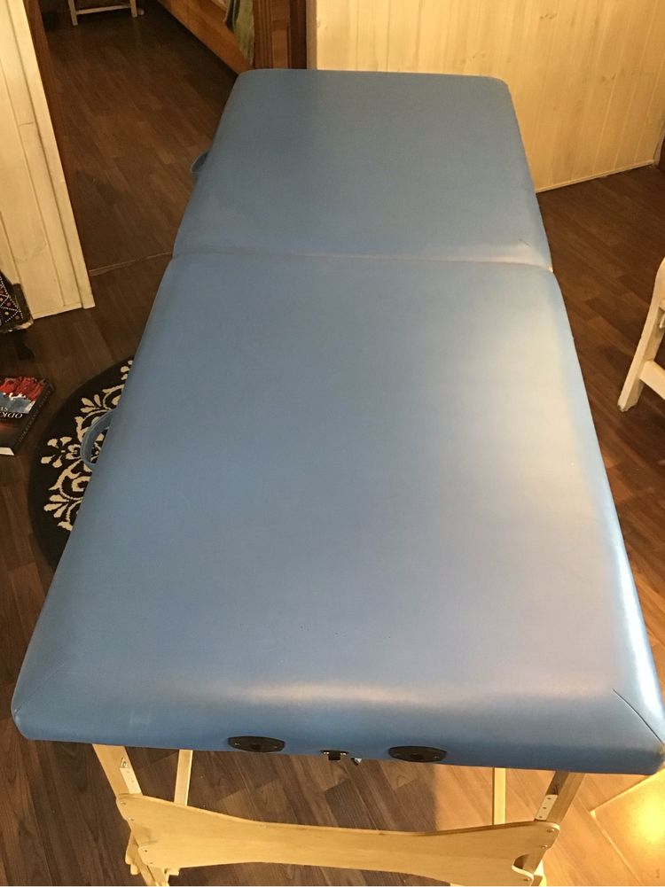 Stół do masażu niebieski drewniany