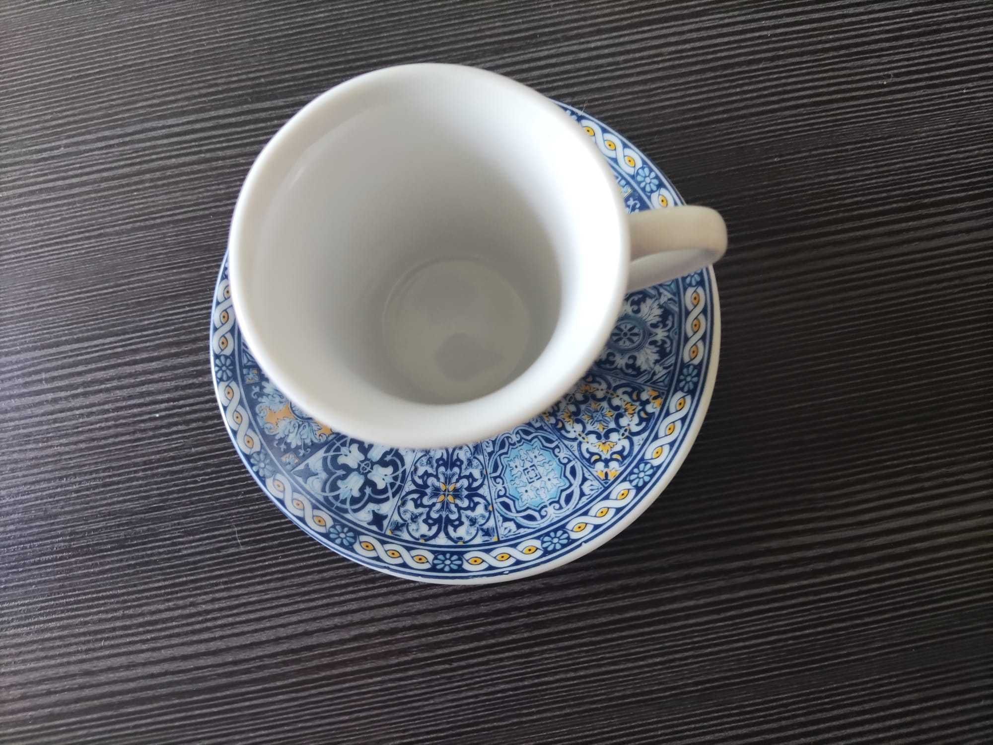 Komplet 2 filiżanki ze spodkami. Deseń w azulejos. Prosto z Portugalii