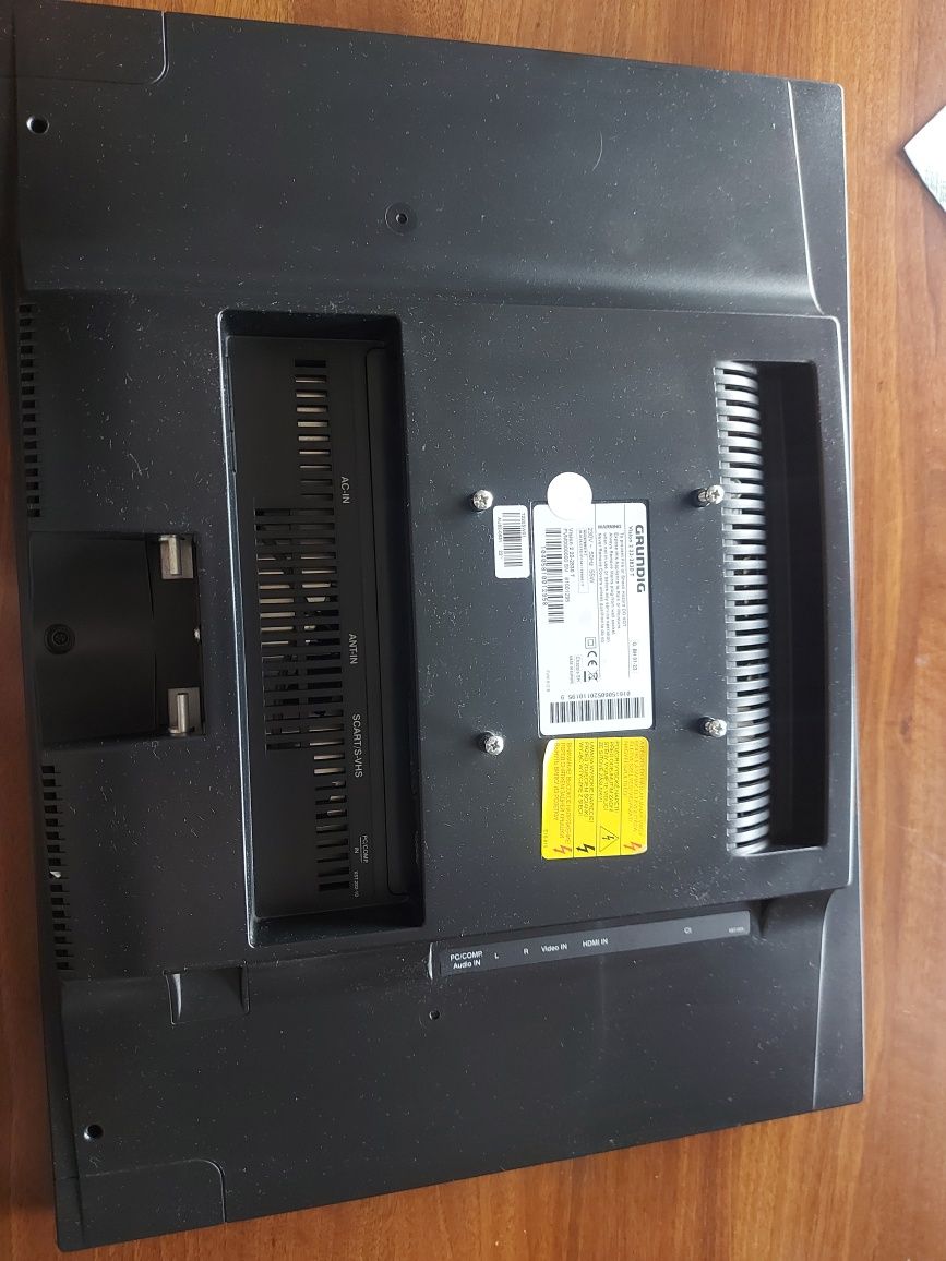 Telewizor LCD Grundig 22 cale z uchwytem ściennym