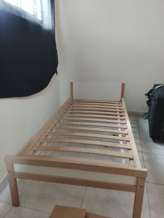 Cama solteiro IKEA com estrado