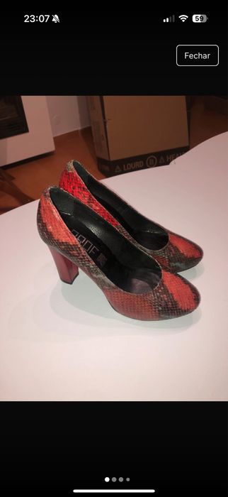 Sapatos salto alto estilo pele crocodilo