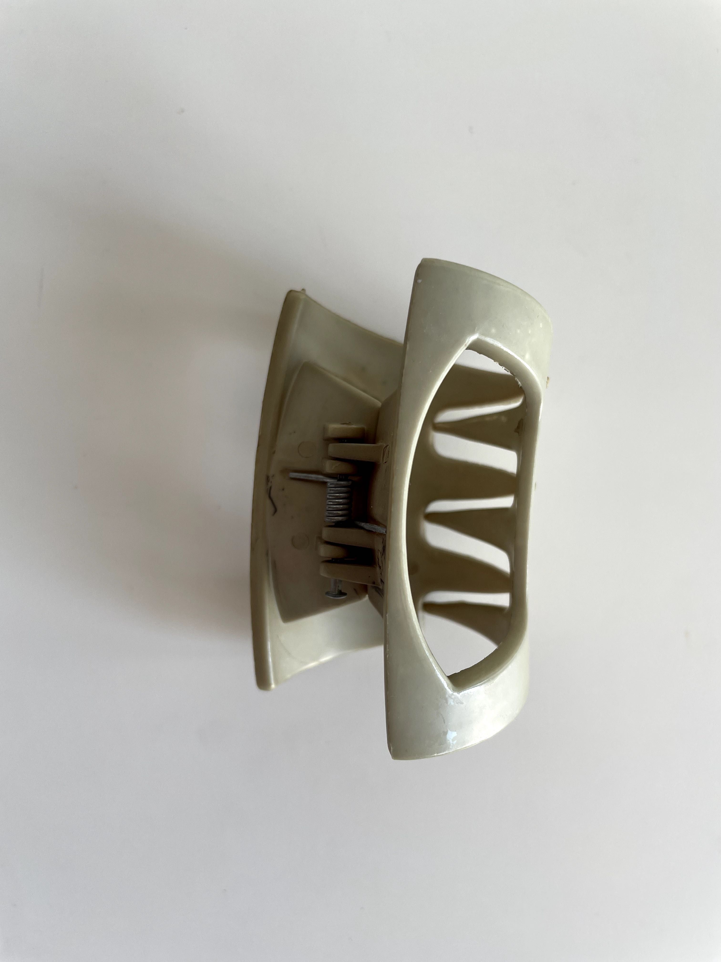 beżowa karmelowa karmelowa spinka klamra do włosów plastikowa 6 cm
