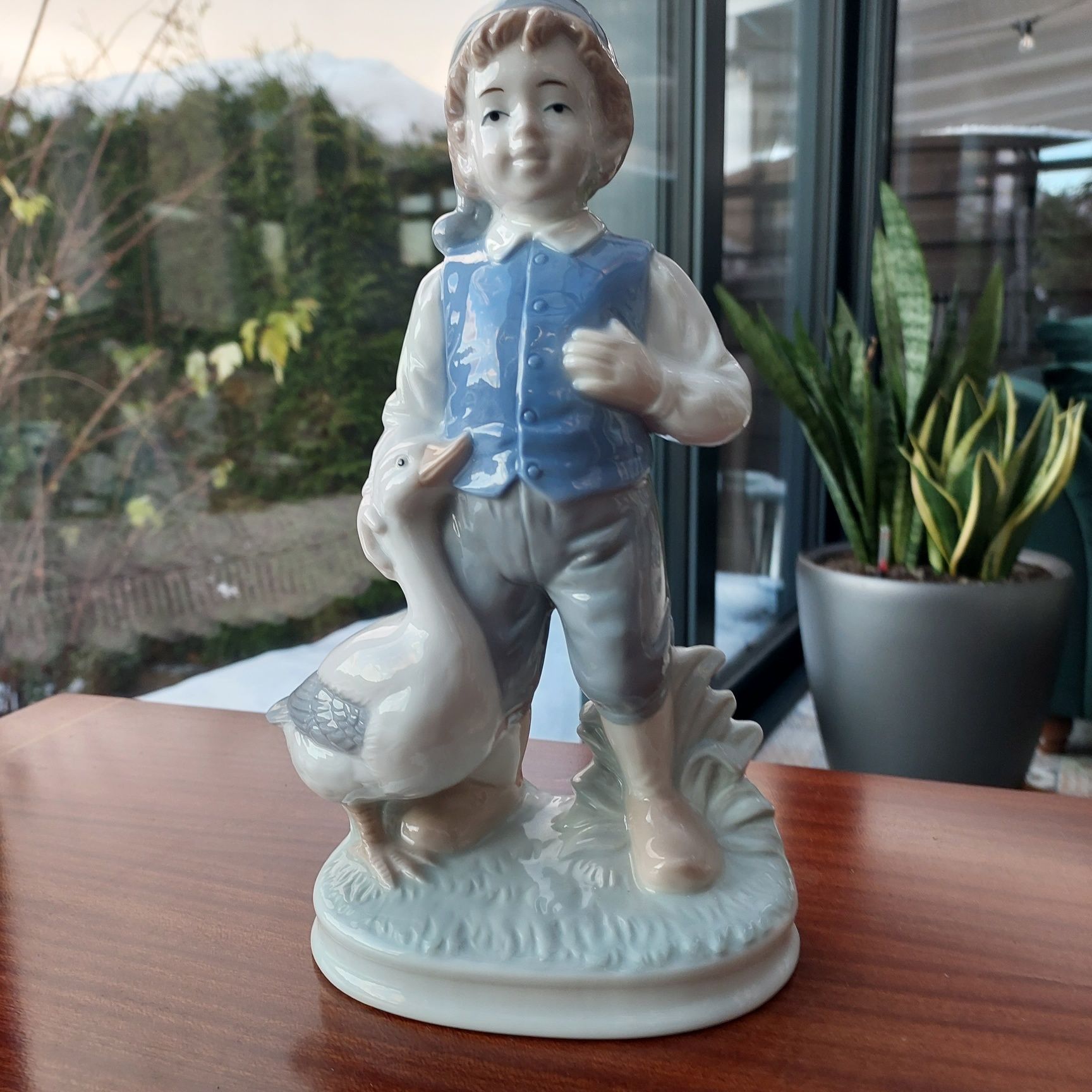 Porcelanowa figurka chłopiec z gęsią