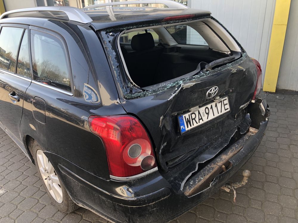 Toyota Avensis uszkodzona
