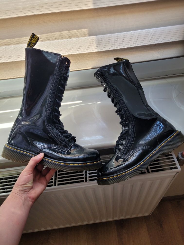 Oryginalne Glany Dr. Martens Skóra Lakierowana rozmiar 41