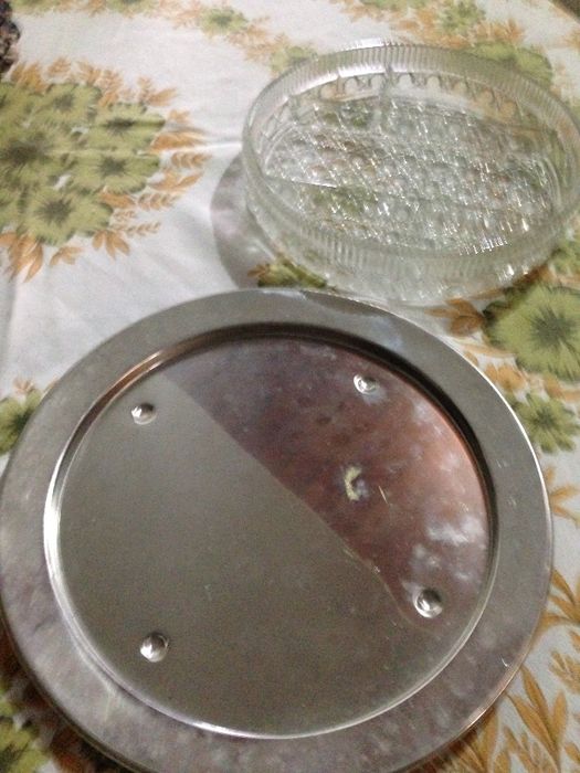 Taça em vidro com prato em inox, para aperitivos