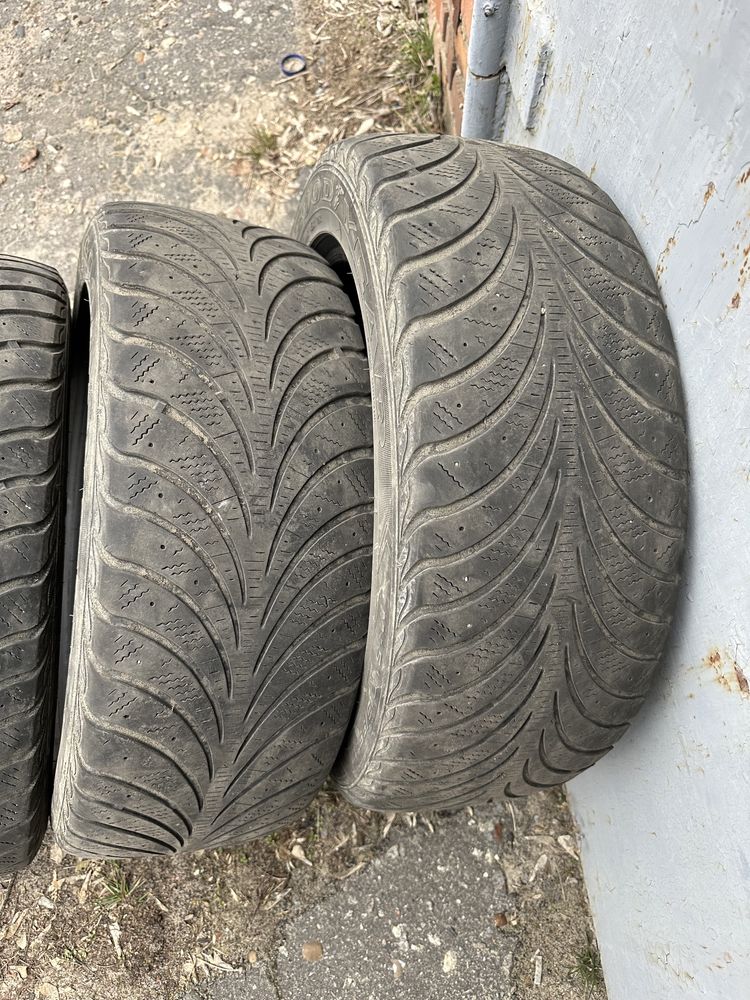 Зимові шини Goodyear 215 55 r17