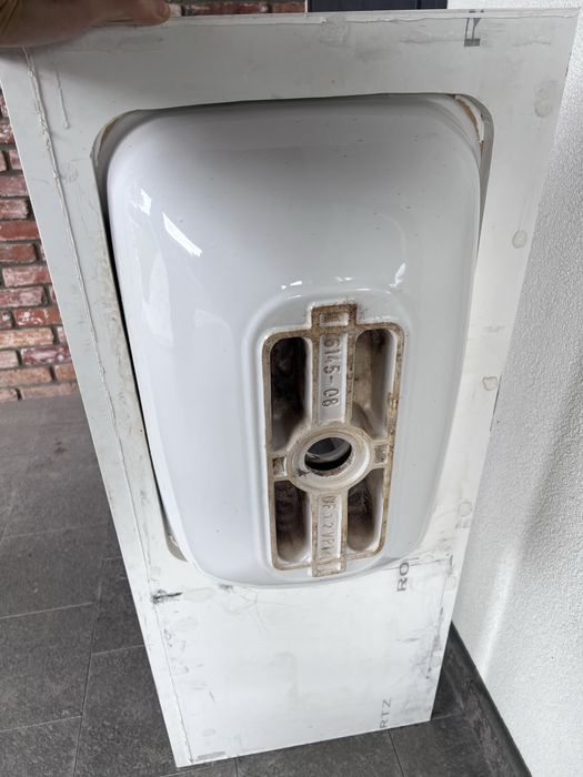 Умивальик зі стільницею