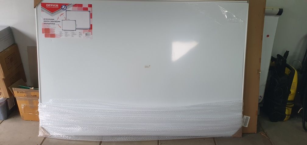 Sprzedam tablicę suchościeralną magnetyczną o wymiarach 180x120 cm.
