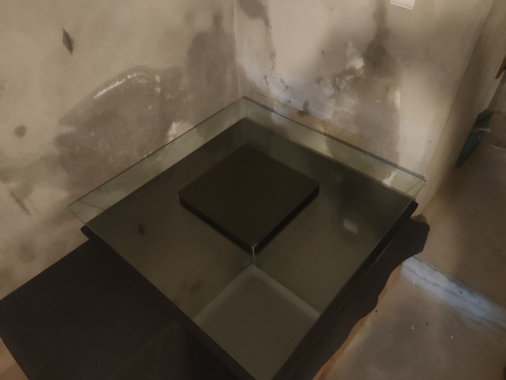 Mesa de centro com tampo em vidro