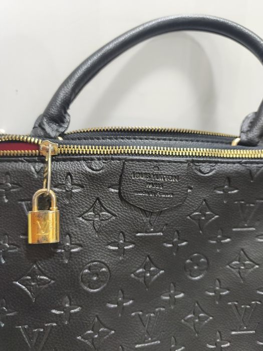 Używana czarna torebka z czerwonym środkiem