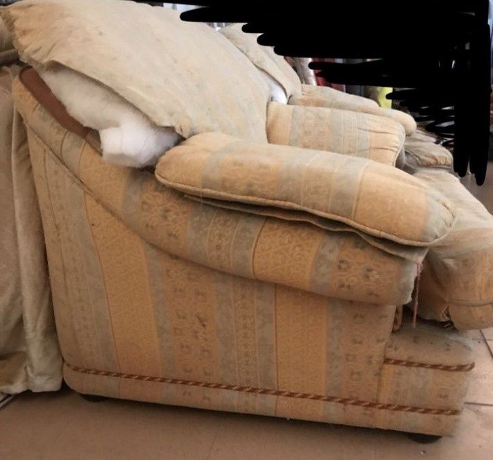 Terno conjunto de 3 sofás nacionais muito bons (p estofar)