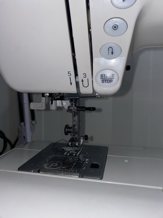 Електронна швейна машина Janome