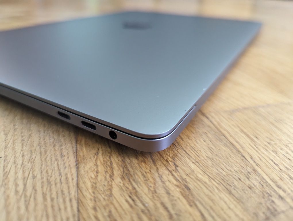 MacBook Pro 15", 2018, і7 (6 ядер), 16/512 ГБ, ідеал.