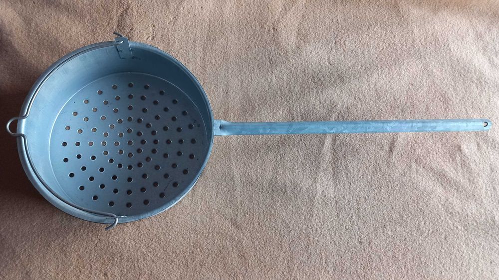 Assador de castanhas de tamanho grande com cabo e asa em latão