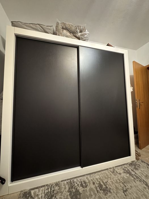 Quarto completo, cama, mesinhas, comoda com espelho e guarda vestidos