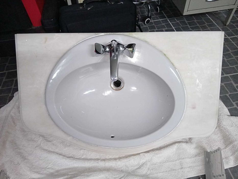 Lavatório com pedra e torneira