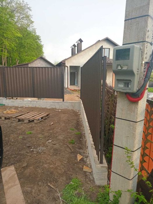 Бригада виконує будівельні роботи